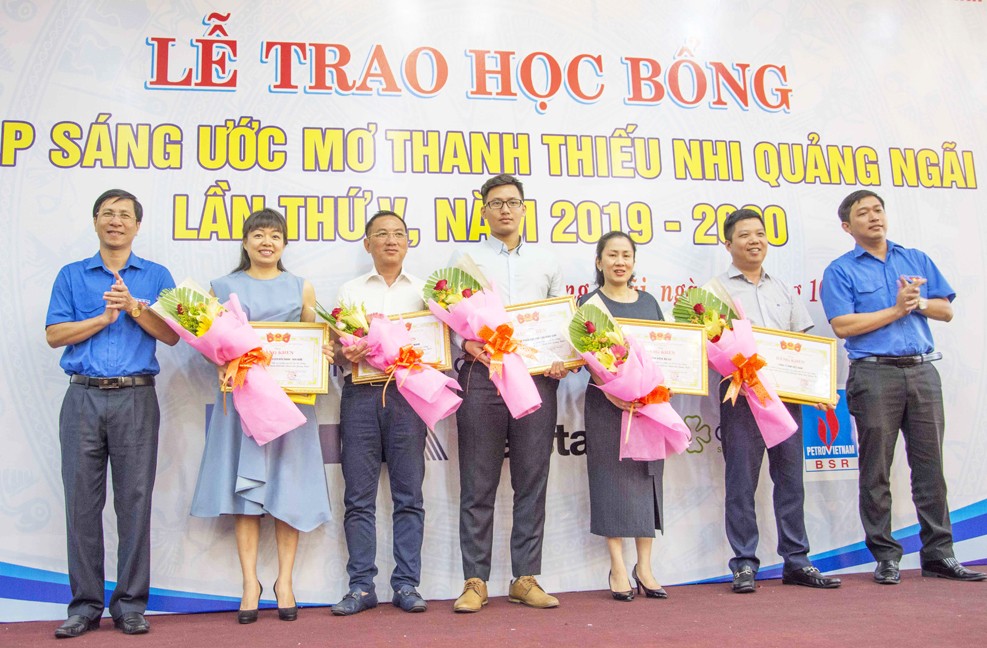 Trao học bổng và áo ấm mùa đông cho sinh nghèo Quảng Ngãi ảnh 1