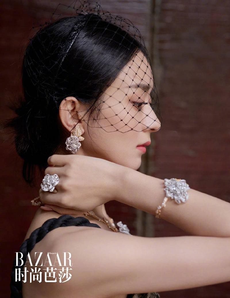 Triệu Lệ Dĩnh được Dior đẩy lên bìa tạp chí lớn, netizen liên tục nhắc tên đại sứ Jisoo ảnh 2