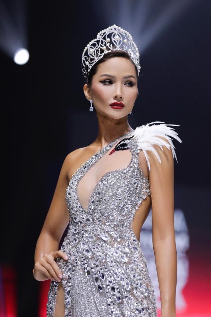 Hoa hậu H’Hen Niê xuất hiện như nữ thần với vai trò vedette trong show thời trang dạ hội ảnh 5