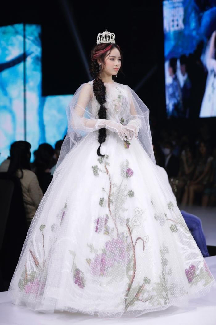 Hoa hậu H’Hen Niê xuất hiện như nữ thần với vai trò vedette trong show thời trang dạ hội ảnh 7