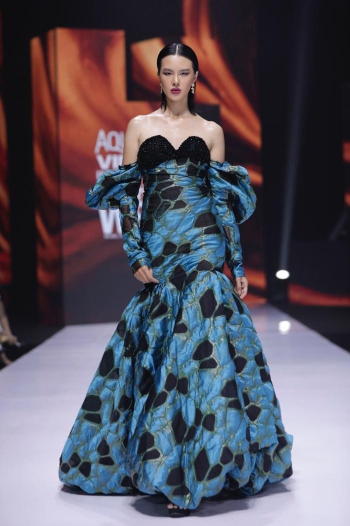 Hoa hậu H’Hen Niê xuất hiện như nữ thần với vai trò vedette trong show thời trang dạ hội ảnh 8