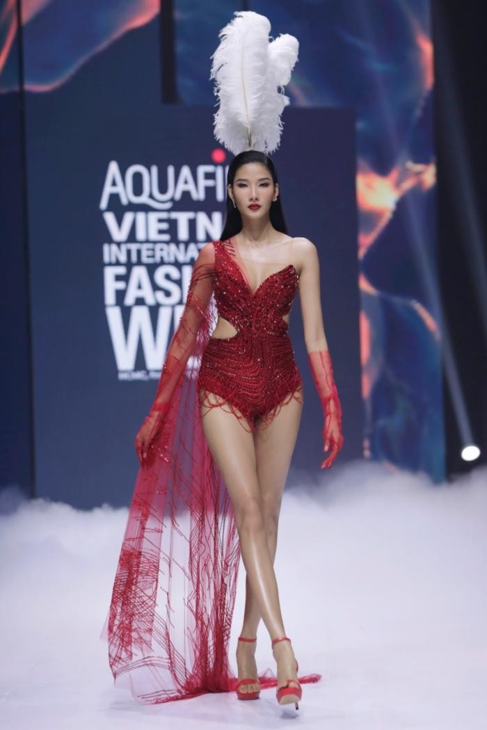 Hoa hậu H’Hen Niê xuất hiện như nữ thần với vai trò vedette trong show thời trang dạ hội ảnh 1