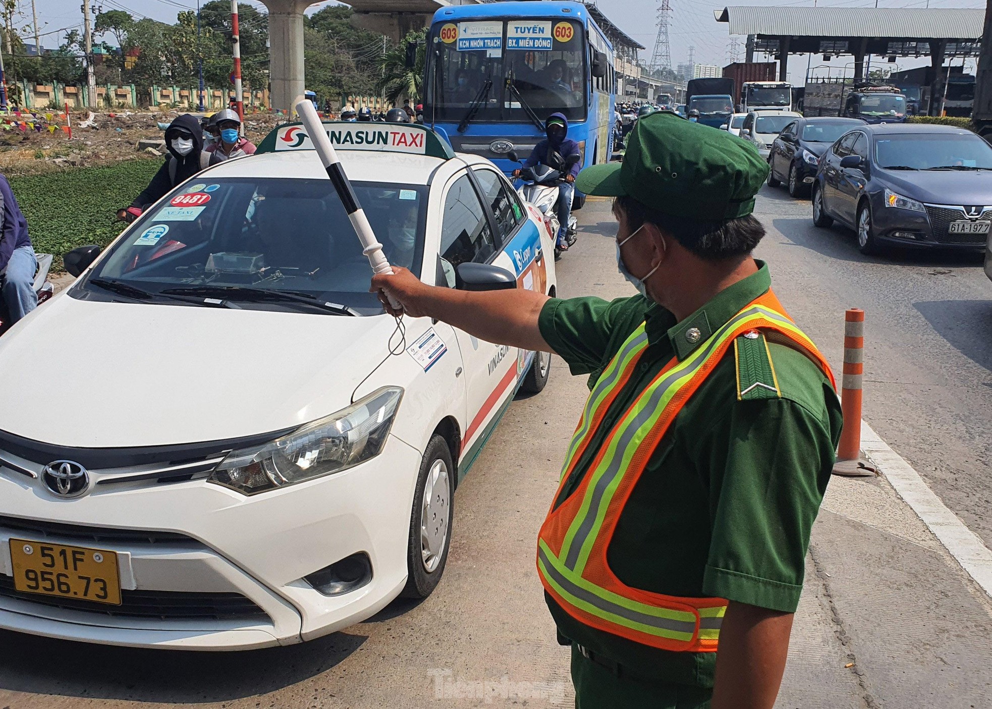 Cửa ngõ TPHCM kẹt xe cục bộ ngày đầu thu phí xa lộ Hà Nội ảnh 2