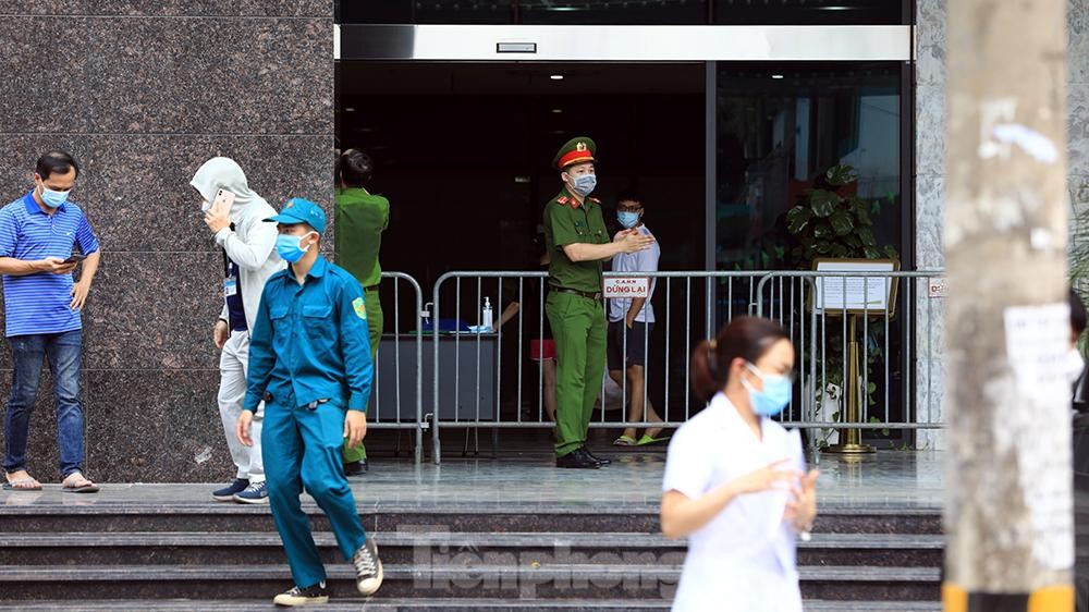 Thêm một chung cư ở Hà Nội bị phong toả do có ca dương tính SARS-CoV-2 ảnh 2