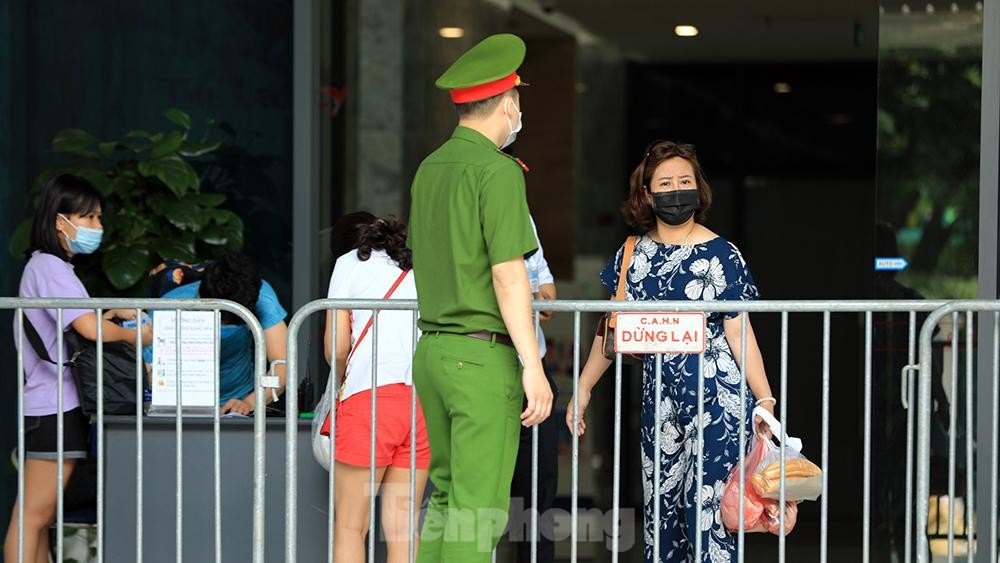 Thêm một chung cư ở Hà Nội bị phong toả do có ca dương tính SARS-CoV-2 ảnh 4
