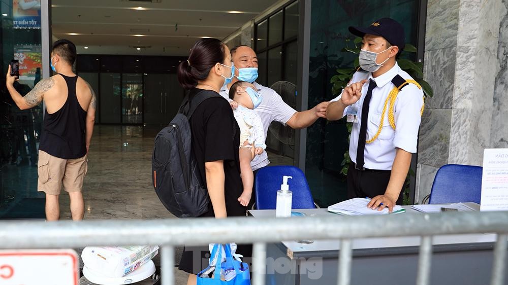 Thêm một chung cư ở Hà Nội bị phong toả do có ca dương tính SARS-CoV-2 ảnh 10