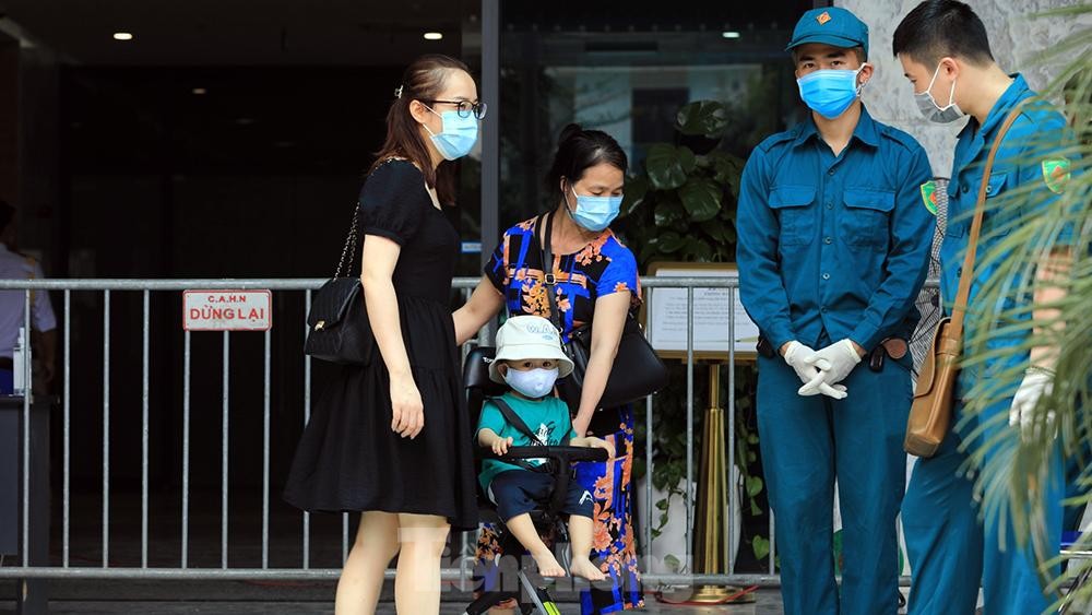 Thêm một chung cư ở Hà Nội bị phong toả do có ca dương tính SARS-CoV-2 ảnh 11