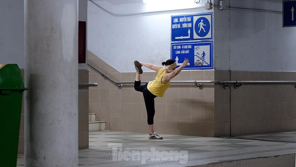 Hà Nội: Trốn lực lượng chức năng, người dân chui xuống hầm đi bộ tập thể dục ảnh 3