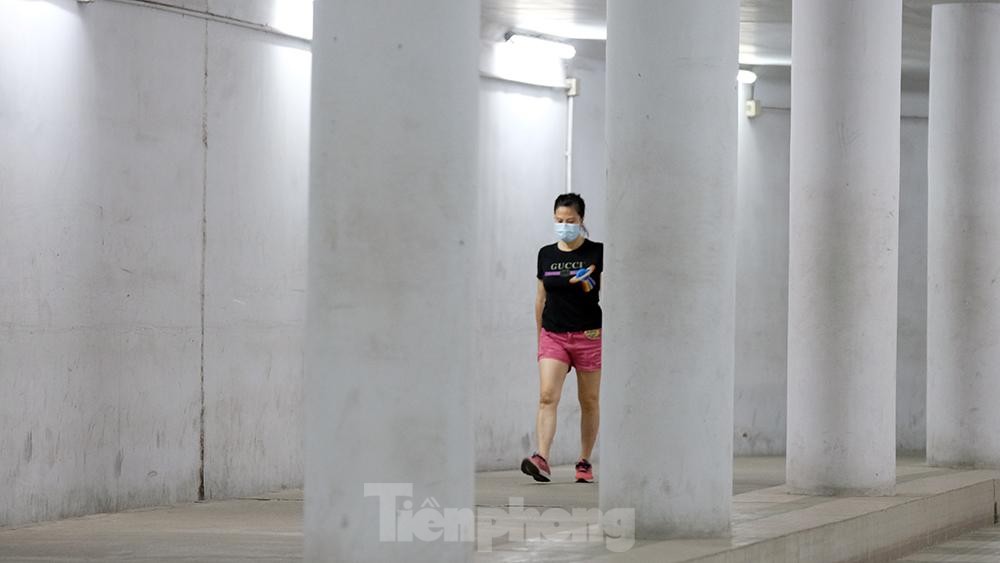 Hà Nội: Trốn lực lượng chức năng, người dân chui xuống hầm đi bộ tập thể dục ảnh 4