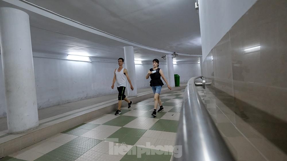 Hà Nội: Trốn lực lượng chức năng, người dân chui xuống hầm đi bộ tập thể dục ảnh 6