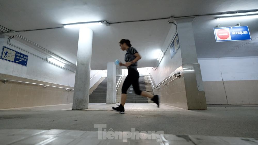 Hà Nội: Trốn lực lượng chức năng, người dân chui xuống hầm đi bộ tập thể dục ảnh 8