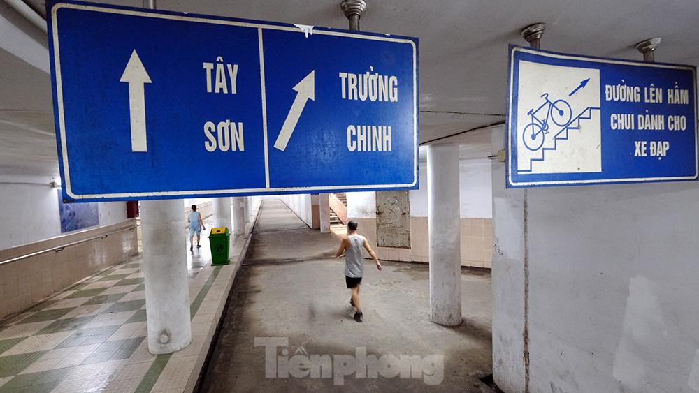 Hà Nội: Trốn lực lượng chức năng, người dân chui xuống hầm đi bộ tập thể dục ảnh 9