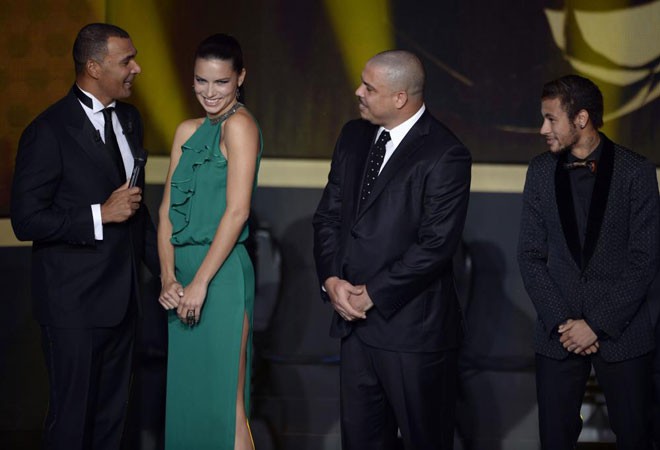 Bồ Ronaldo 'kín cổng cao tường' ở Gala Quả bóng vàng ảnh 13