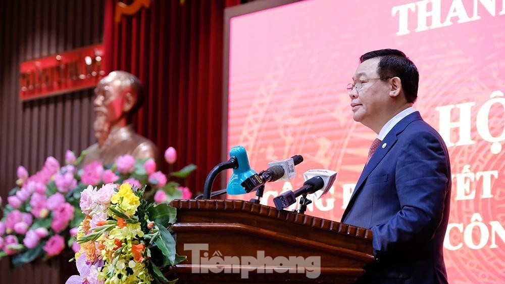 Toàn cảnh lễ trao Quyết định cho Tân Bí thư Thành uỷ Hà Nội Đinh Tiến Dũng ảnh 8