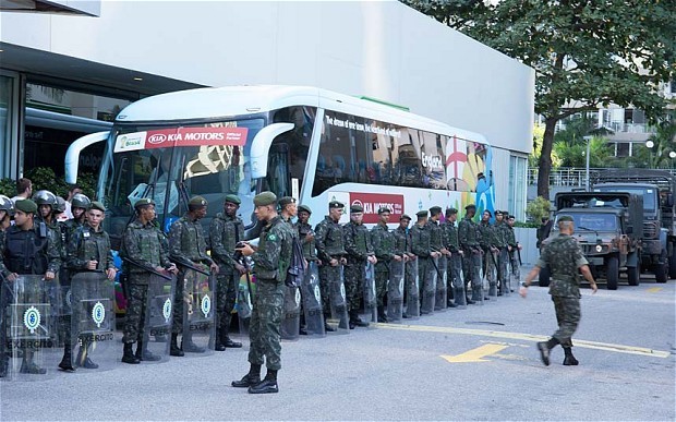 Tuyển Anh được bảo vệ trong 'vòng thép' của các tay súng ảnh 7