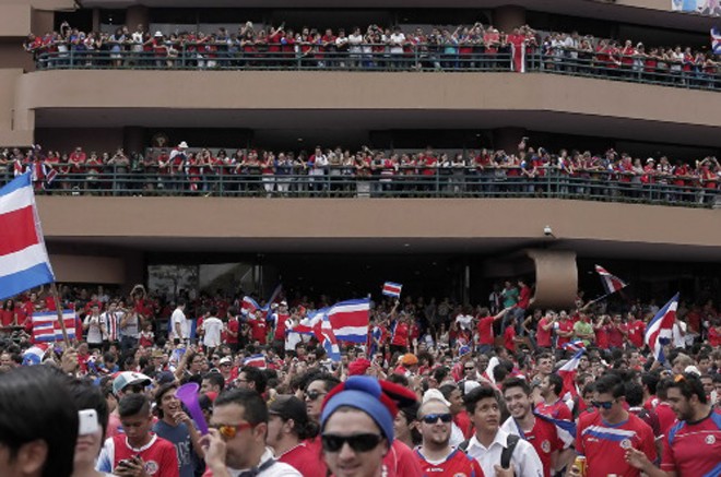 CĐV Costa Rica phát cuồng với chiến thắng lịch sử ảnh 10