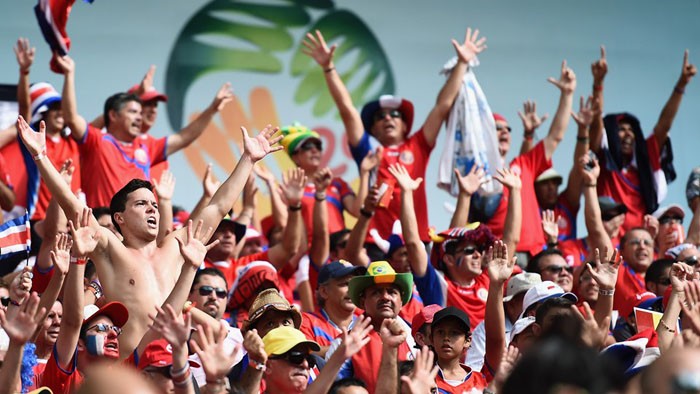 CĐV Costa Rica phát cuồng với chiến thắng lịch sử ảnh 8