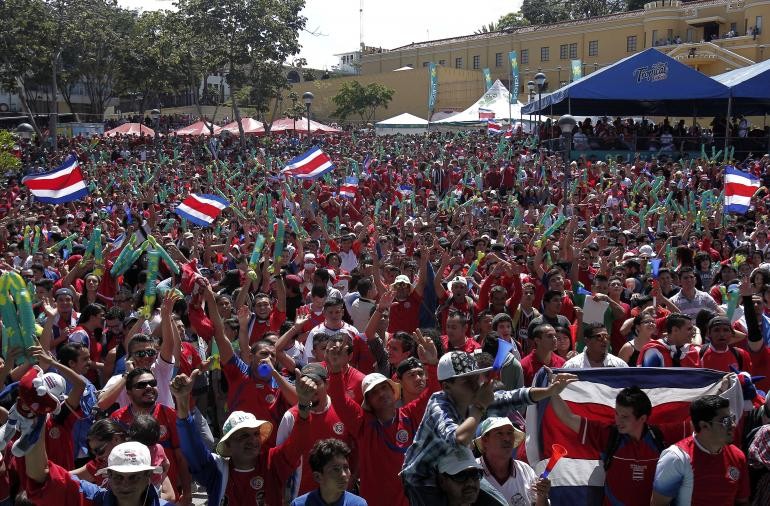 CĐV Costa Rica phát cuồng với chiến thắng lịch sử ảnh 16