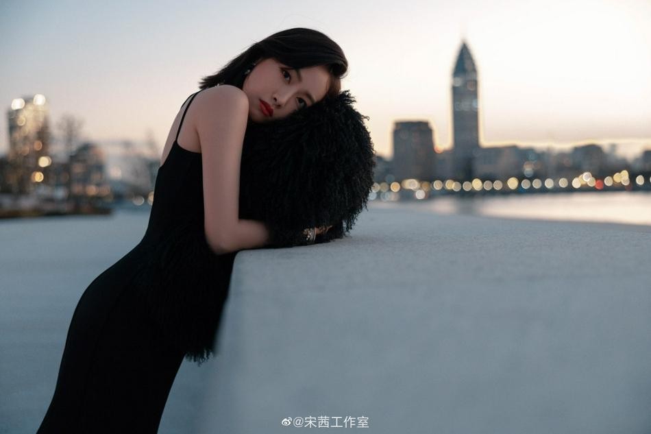Thảm đỏ Elle: Dương Mịch và Nhiệt Ba sexy khó cưỡng ảnh 11