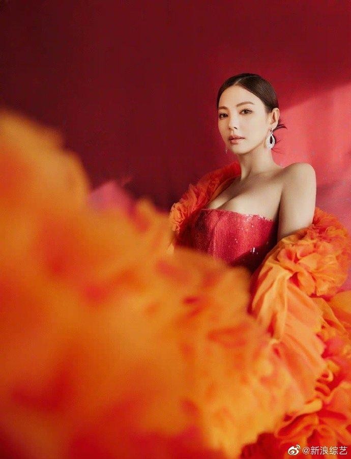 Thảm đỏ Elle: Dương Mịch và Nhiệt Ba sexy khó cưỡng ảnh 17