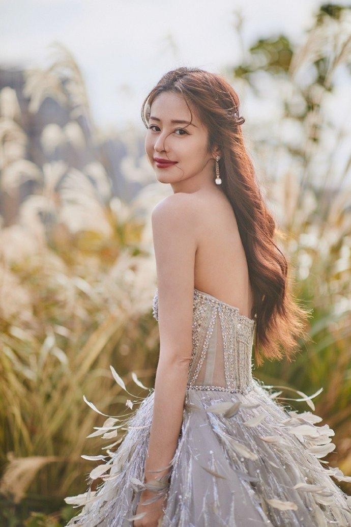 Thảm đỏ Elle: Dương Mịch và Nhiệt Ba sexy khó cưỡng ảnh 26