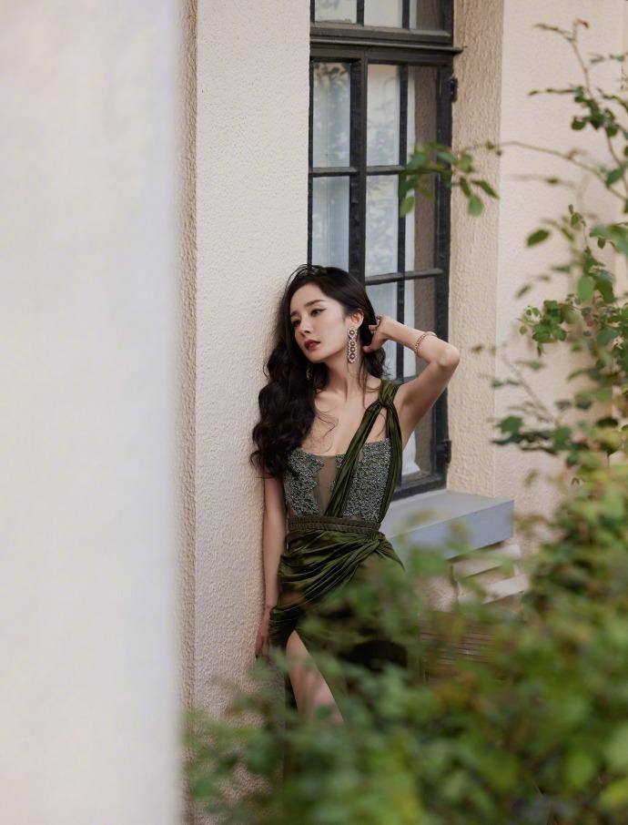 Thảm đỏ Elle: Dương Mịch và Nhiệt Ba sexy khó cưỡng ảnh 4