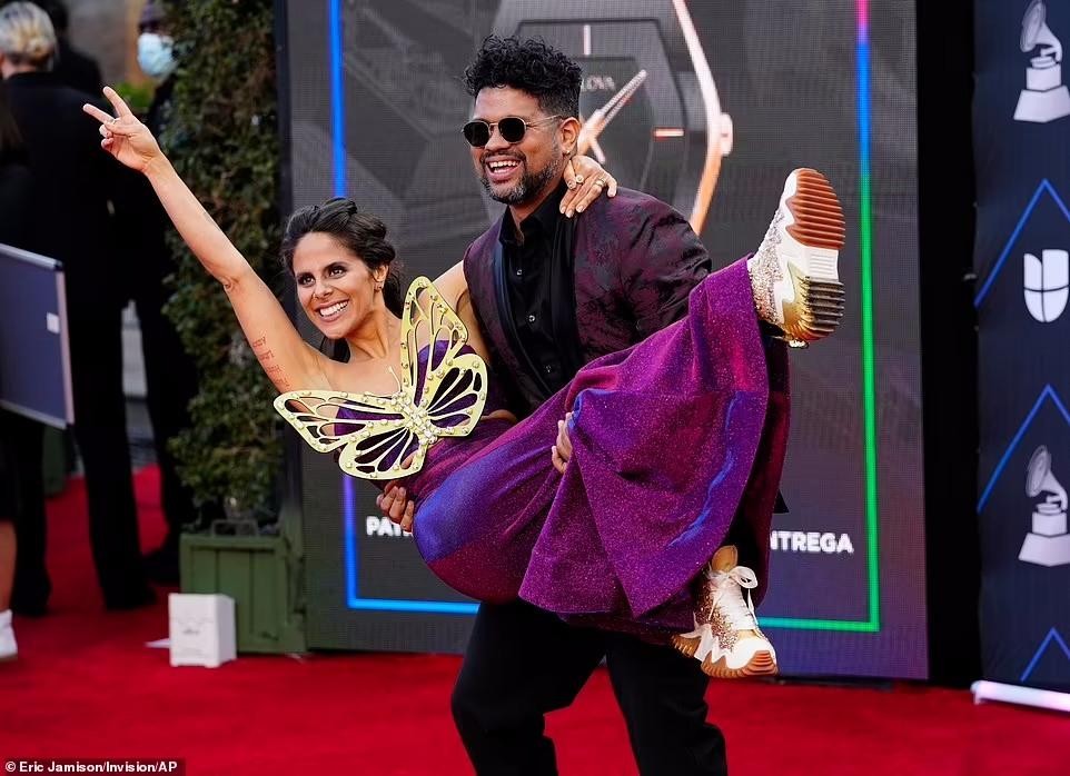 Cặp đồng tính nam trao nhau nụ hôn đắm đuối ở Grammy Latin ảnh 11