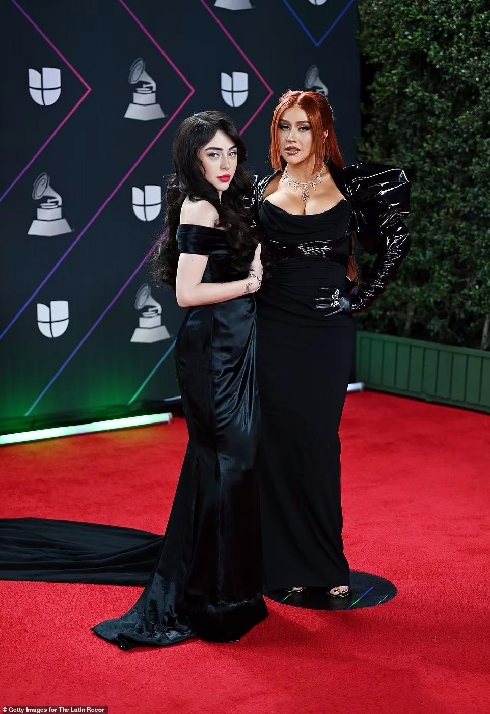 Cặp đồng tính nam trao nhau nụ hôn đắm đuối ở Grammy Latin ảnh 3