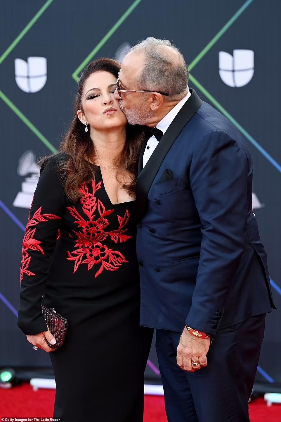 Cặp đồng tính nam trao nhau nụ hôn đắm đuối ở Grammy Latin ảnh 6