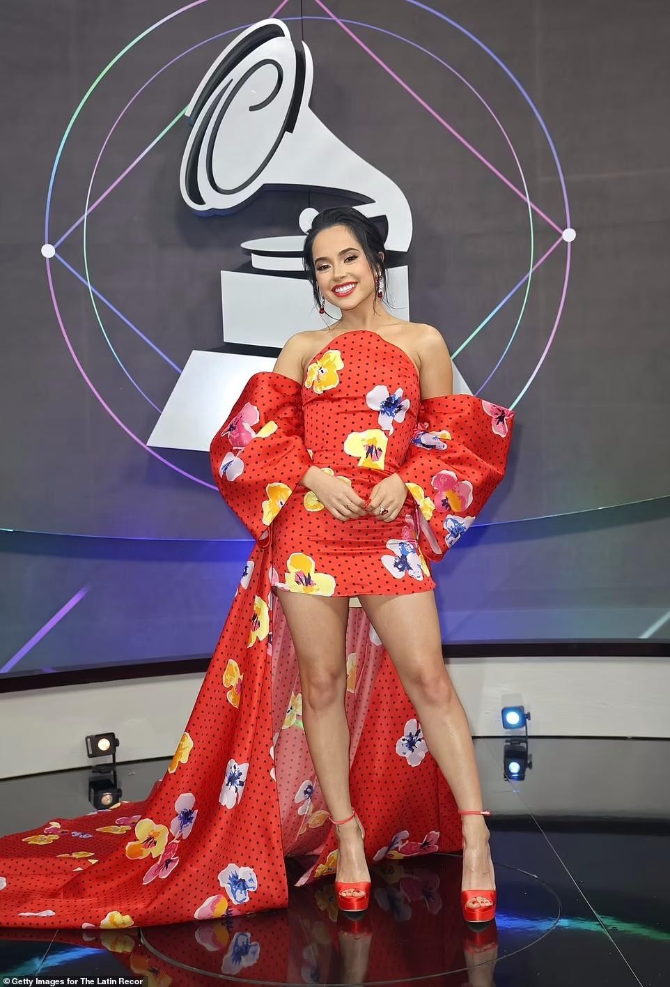 Cặp đồng tính nam trao nhau nụ hôn đắm đuối ở Grammy Latin ảnh 7