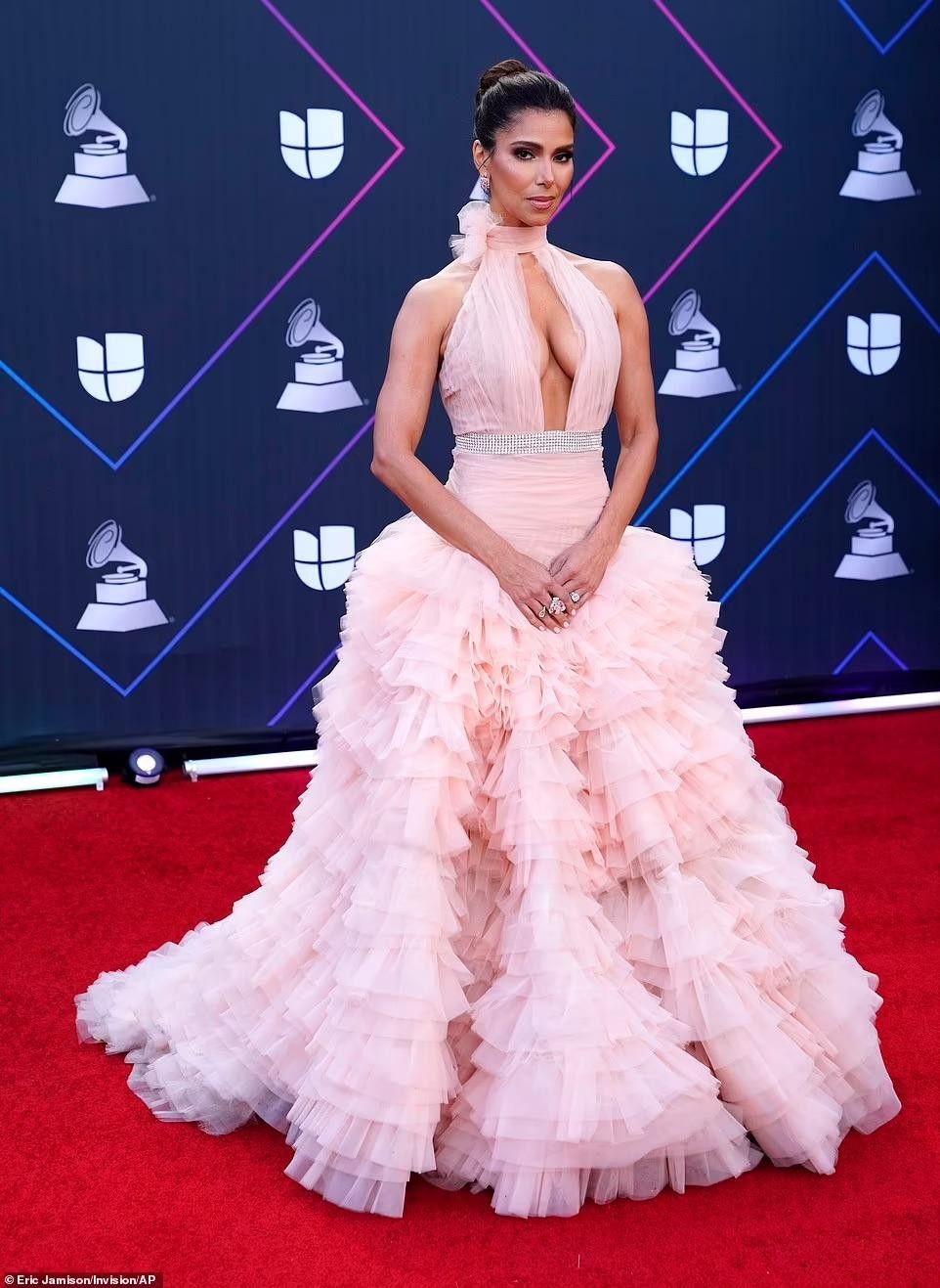Cặp đồng tính nam trao nhau nụ hôn đắm đuối ở Grammy Latin ảnh 8
