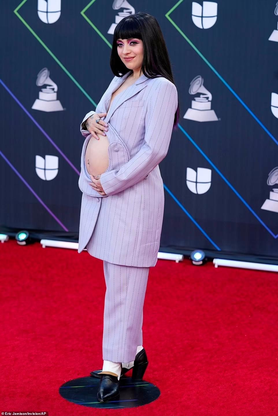 Cặp đồng tính nam trao nhau nụ hôn đắm đuối ở Grammy Latin ảnh 9
