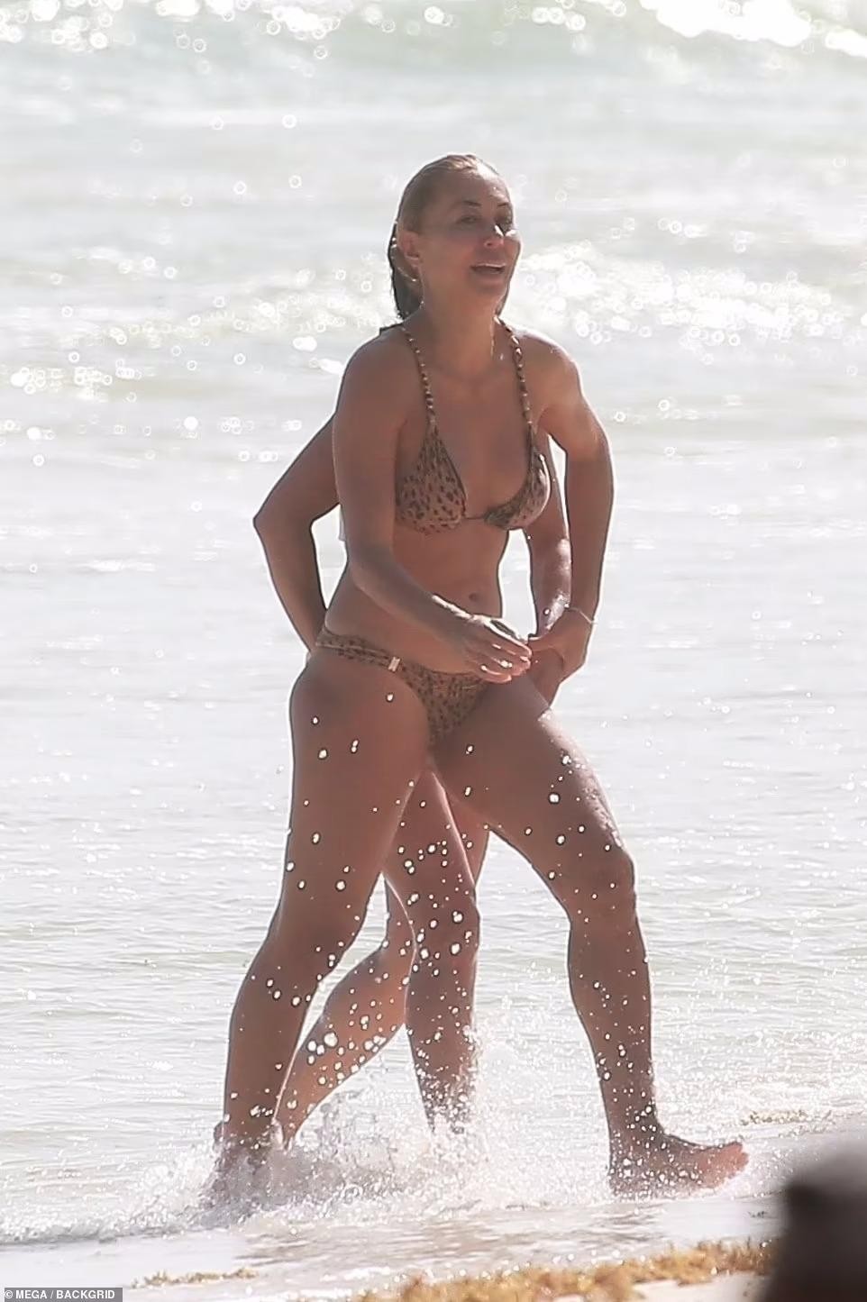 Đả nữ ‘Fast and Furious’ diện bikini sexy, thân thiết với gái lạ trên bãi biển ảnh 4