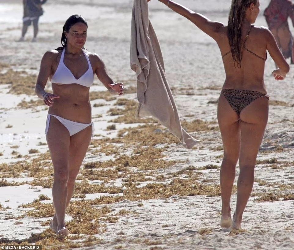 Đả nữ ‘Fast and Furious’ diện bikini sexy, thân thiết với gái lạ trên bãi biển ảnh 5