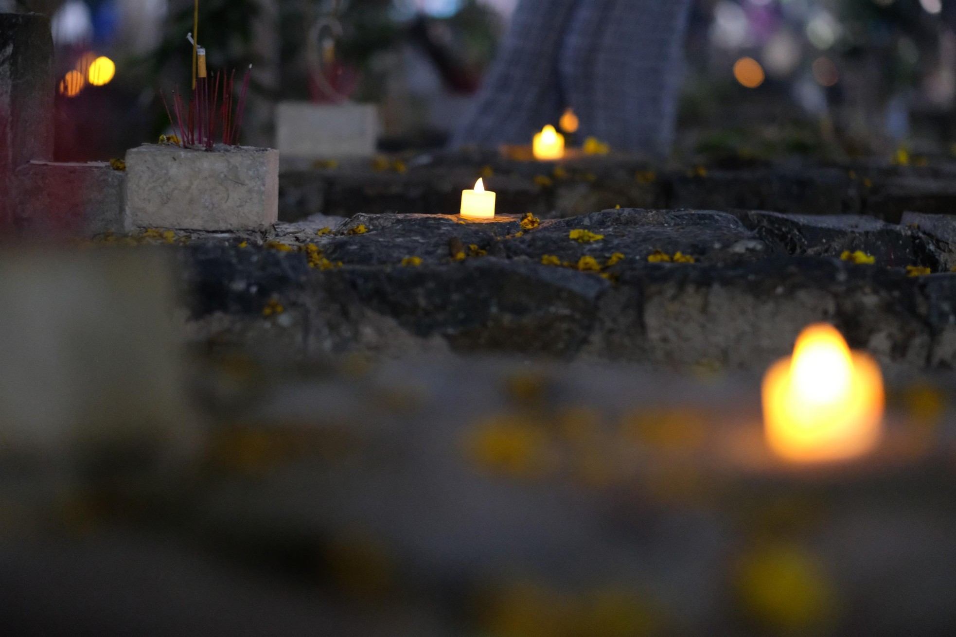 Xúc động hình ảnh những ngọn nến trong đêm ở Nghĩa trang Hàng Dương ảnh 6
