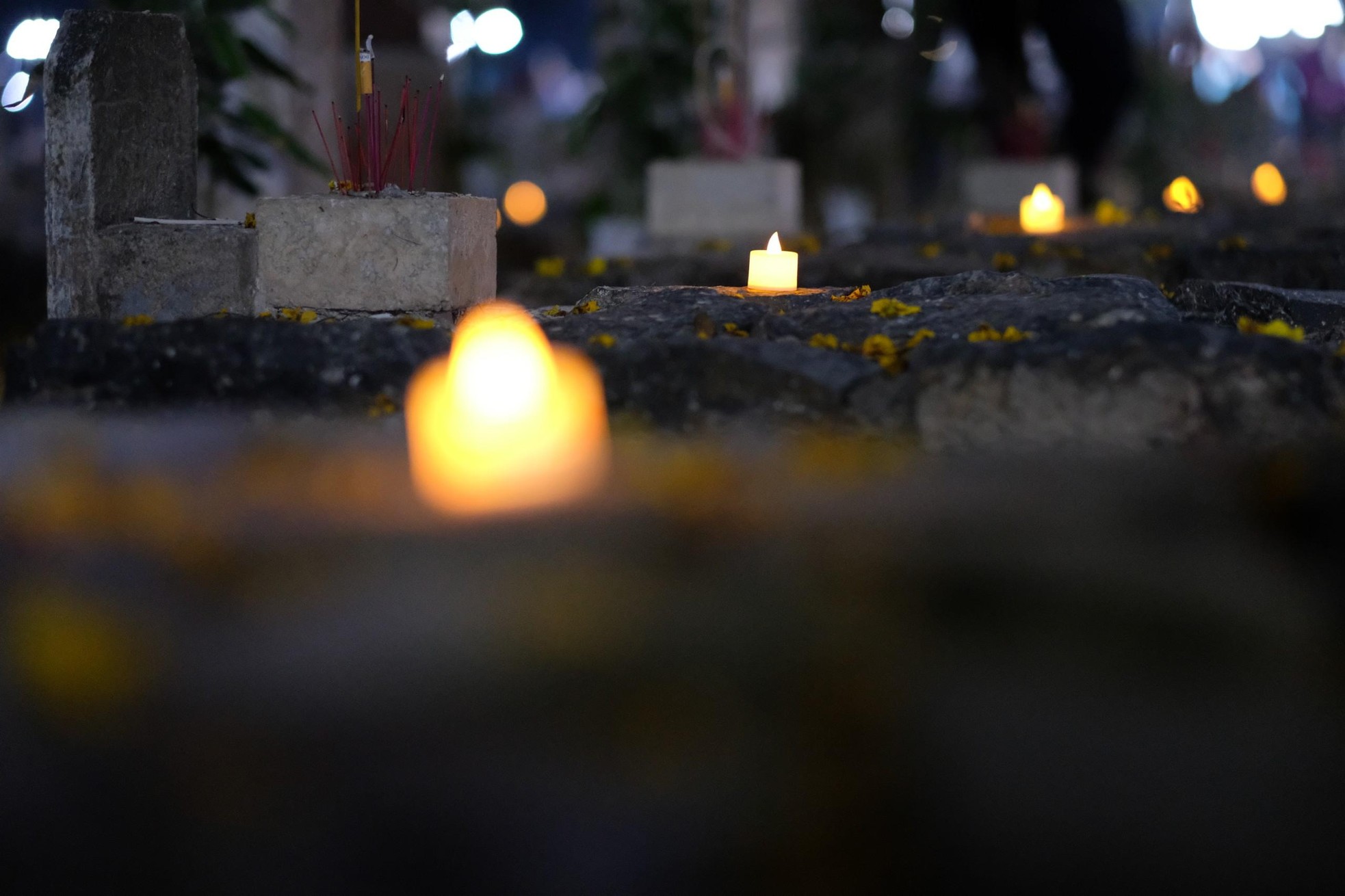 Xúc động hình ảnh những ngọn nến trong đêm ở Nghĩa trang Hàng Dương ảnh 7