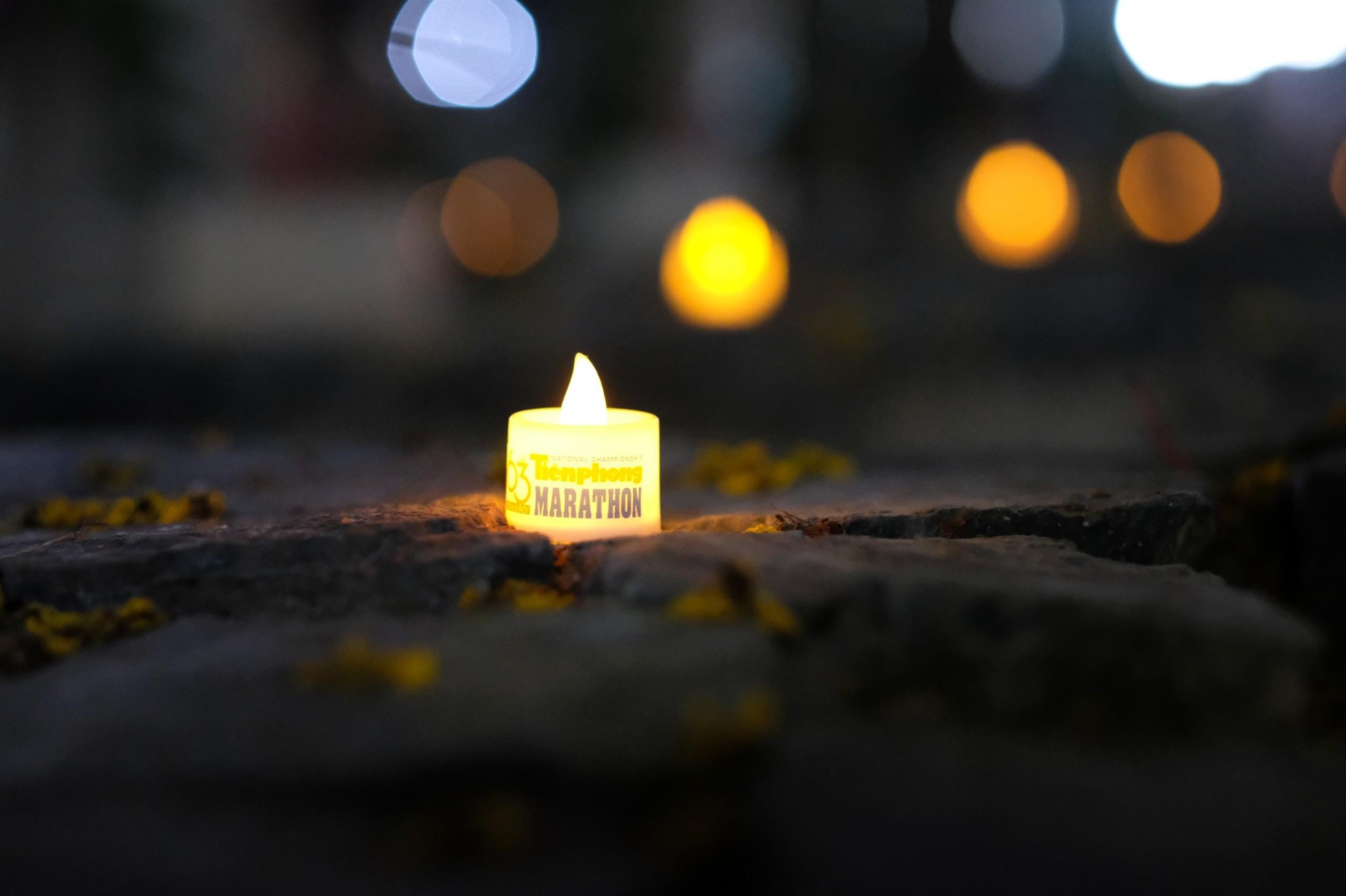 Xúc động hình ảnh những ngọn nến trong đêm ở Nghĩa trang Hàng Dương ảnh 2