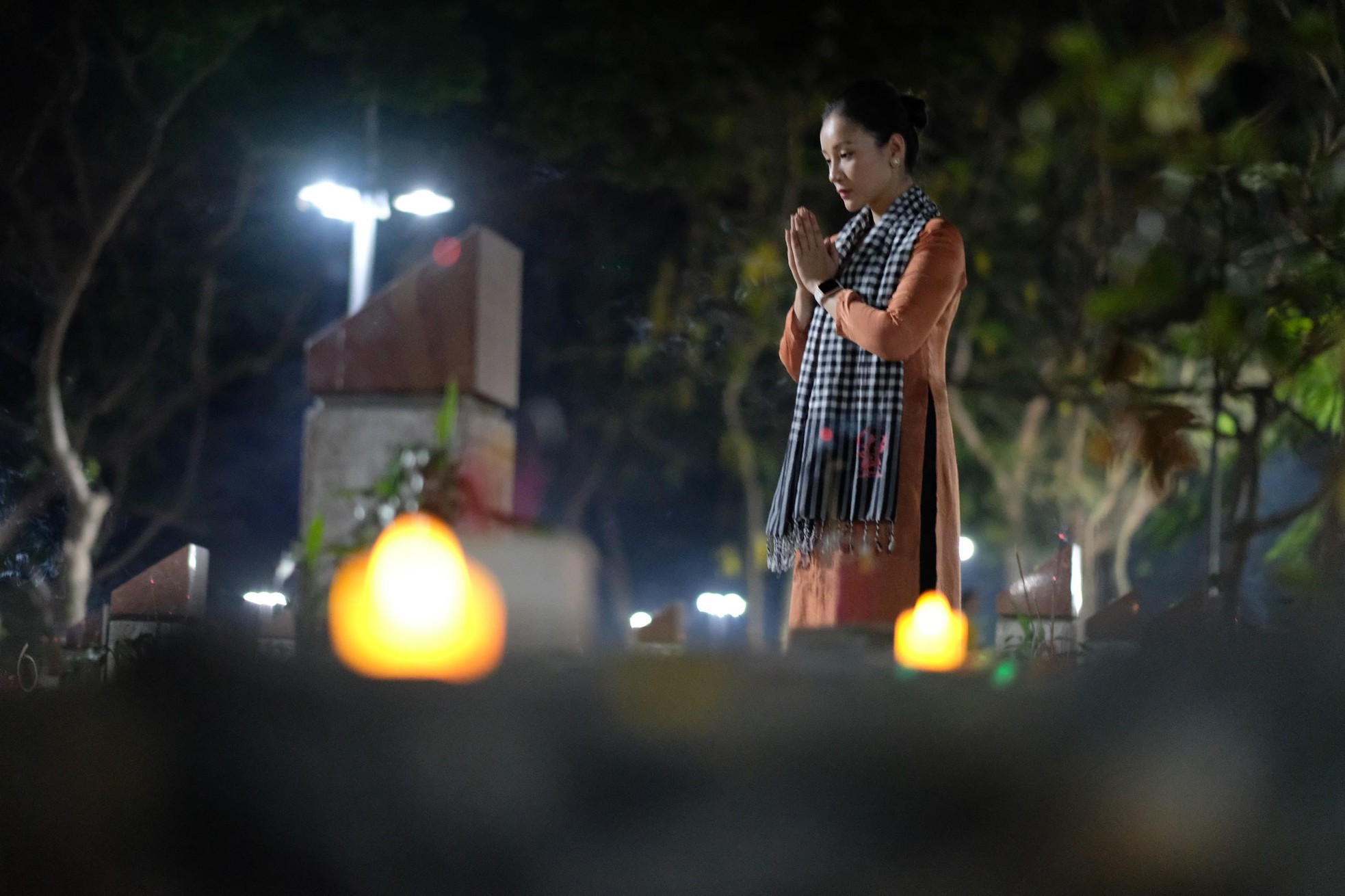 Xúc động hình ảnh những ngọn nến trong đêm ở Nghĩa trang Hàng Dương ảnh 14