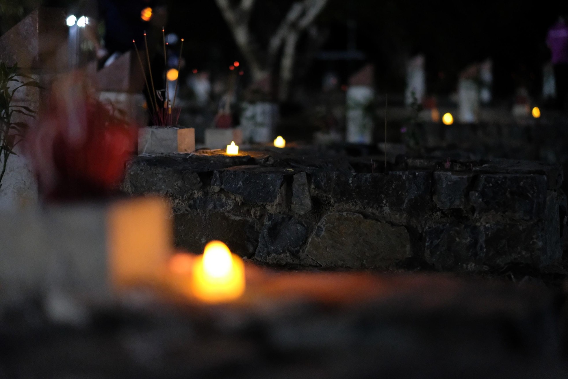 Xúc động hình ảnh những ngọn nến trong đêm ở Nghĩa trang Hàng Dương ảnh 10
