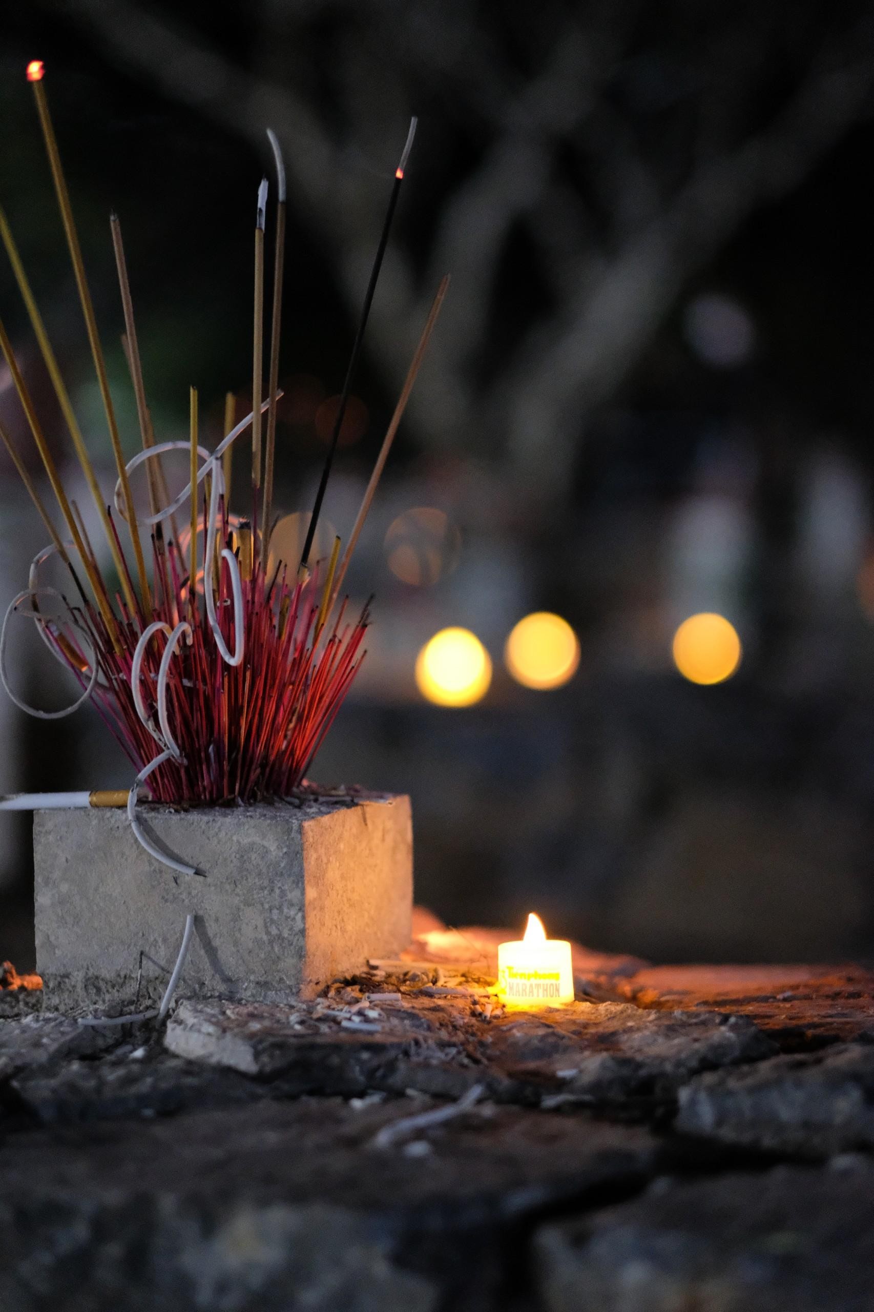 Xúc động hình ảnh những ngọn nến trong đêm ở Nghĩa trang Hàng Dương ảnh 8