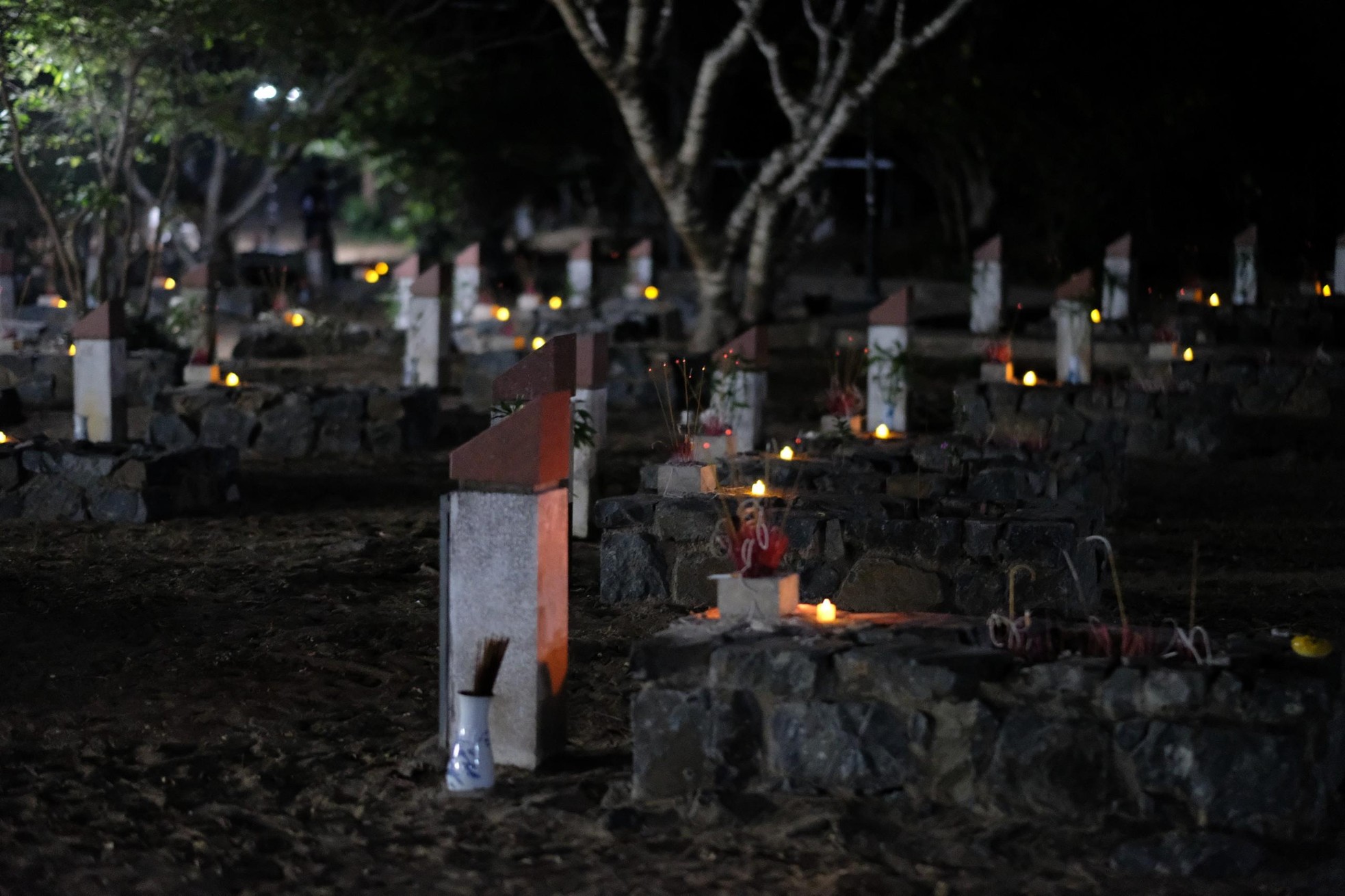 Xúc động hình ảnh những ngọn nến trong đêm ở Nghĩa trang Hàng Dương ảnh 11
