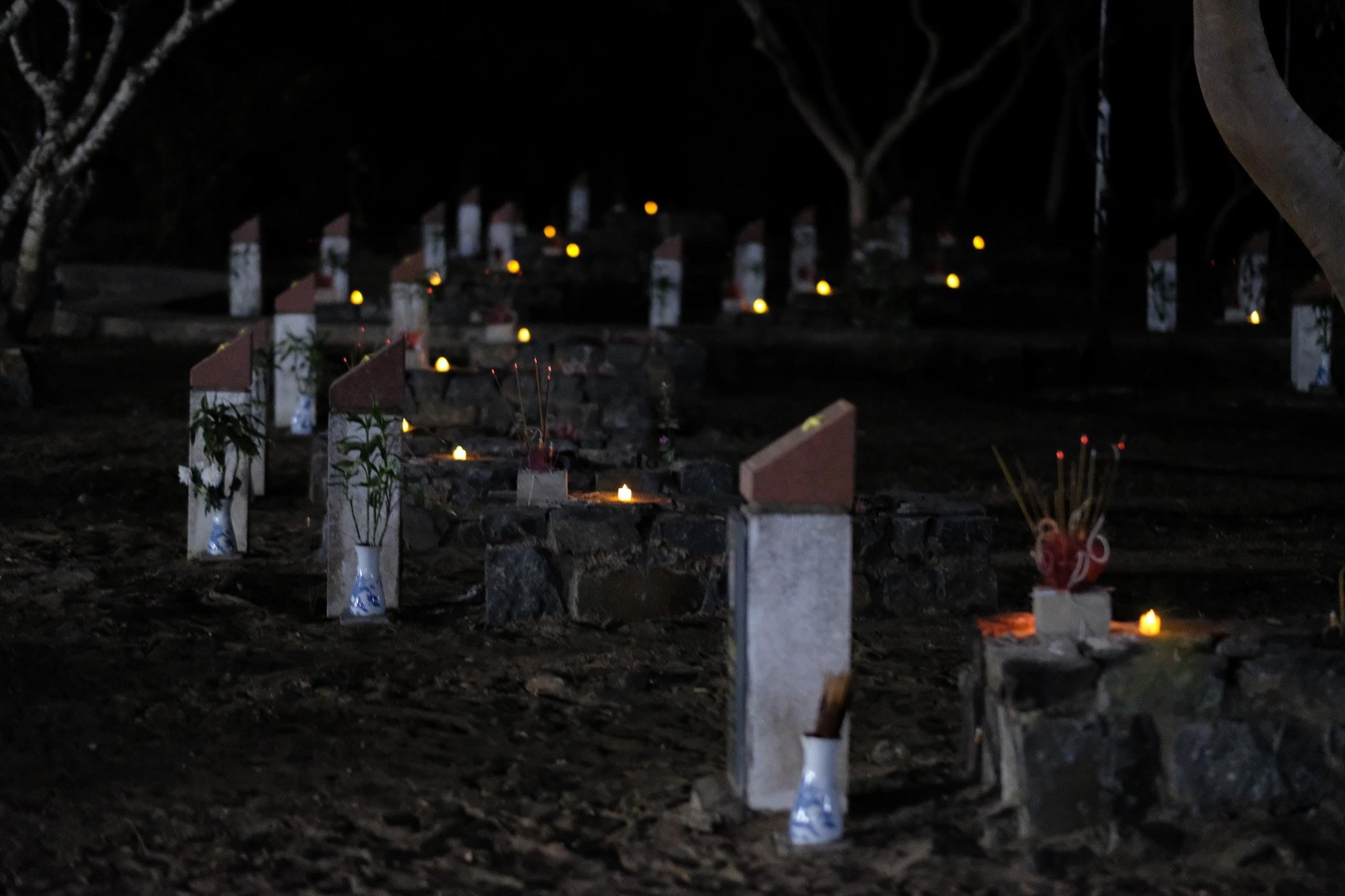 Xúc động hình ảnh những ngọn nến trong đêm ở Nghĩa trang Hàng Dương ảnh 13