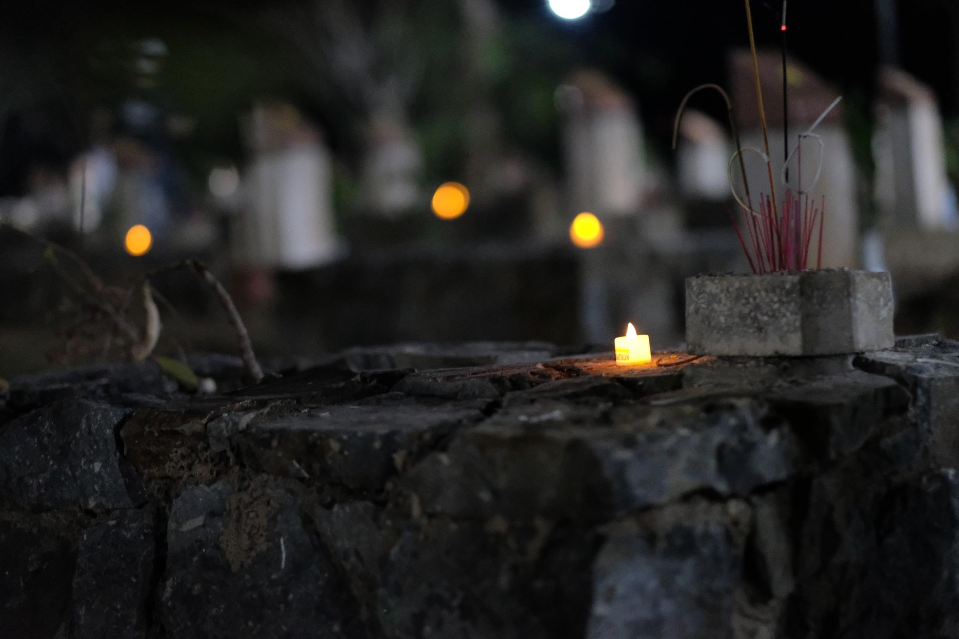 Xúc động hình ảnh những ngọn nến trong đêm ở Nghĩa trang Hàng Dương ảnh 4