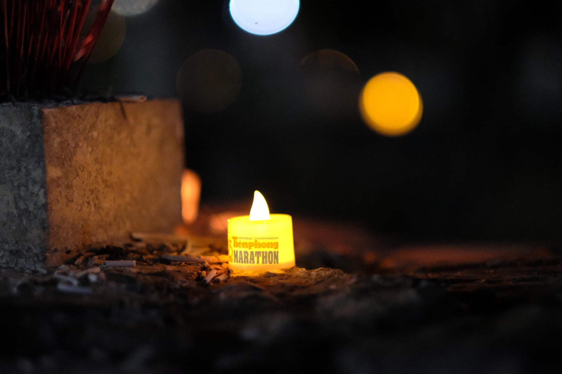 Xúc động hình ảnh những ngọn nến trong đêm ở Nghĩa trang Hàng Dương