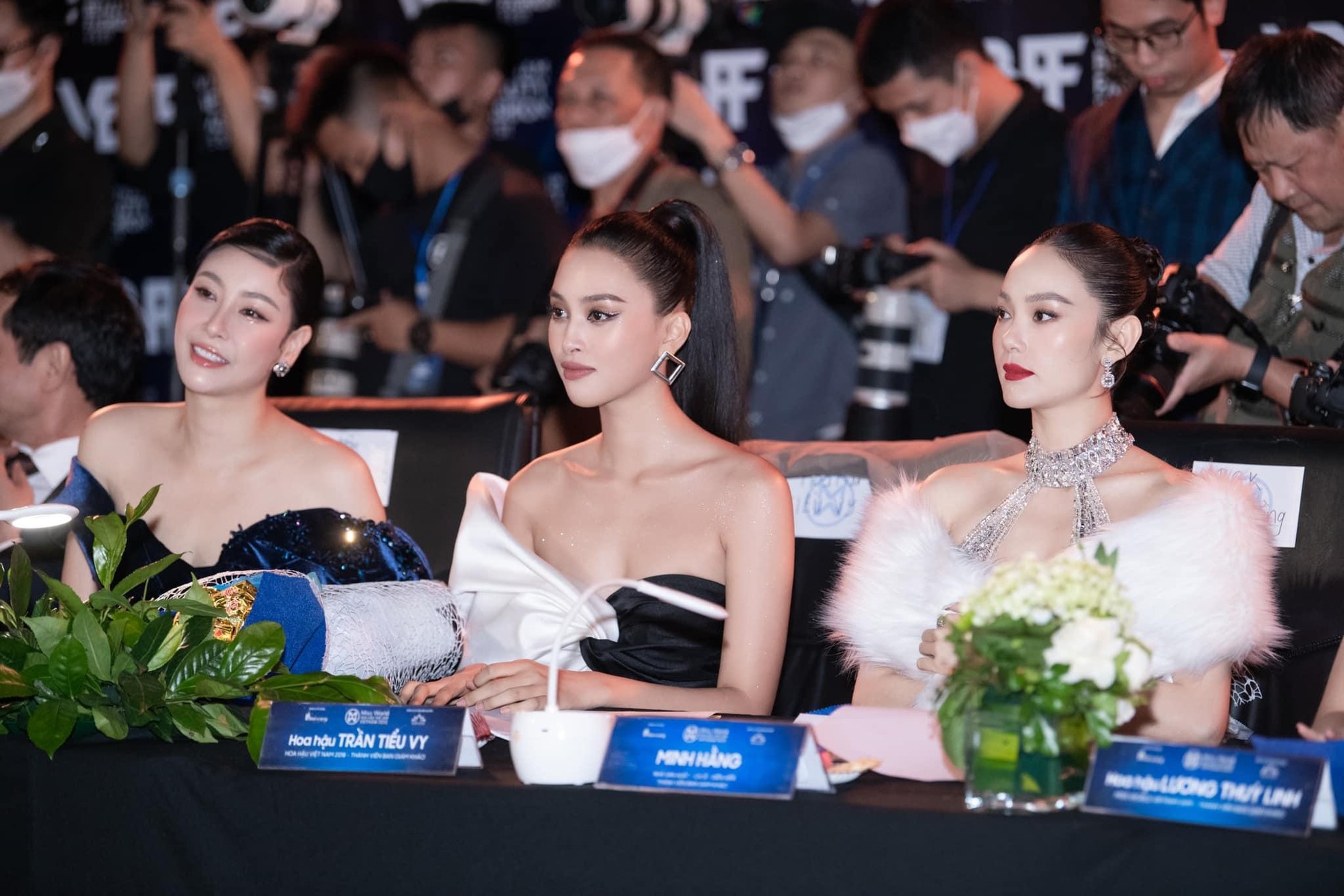 Ca sĩ Minh Hằng đẹp rạng rỡ trên 'ghế nóng' Miss World Việt Nam 2022 ảnh 2