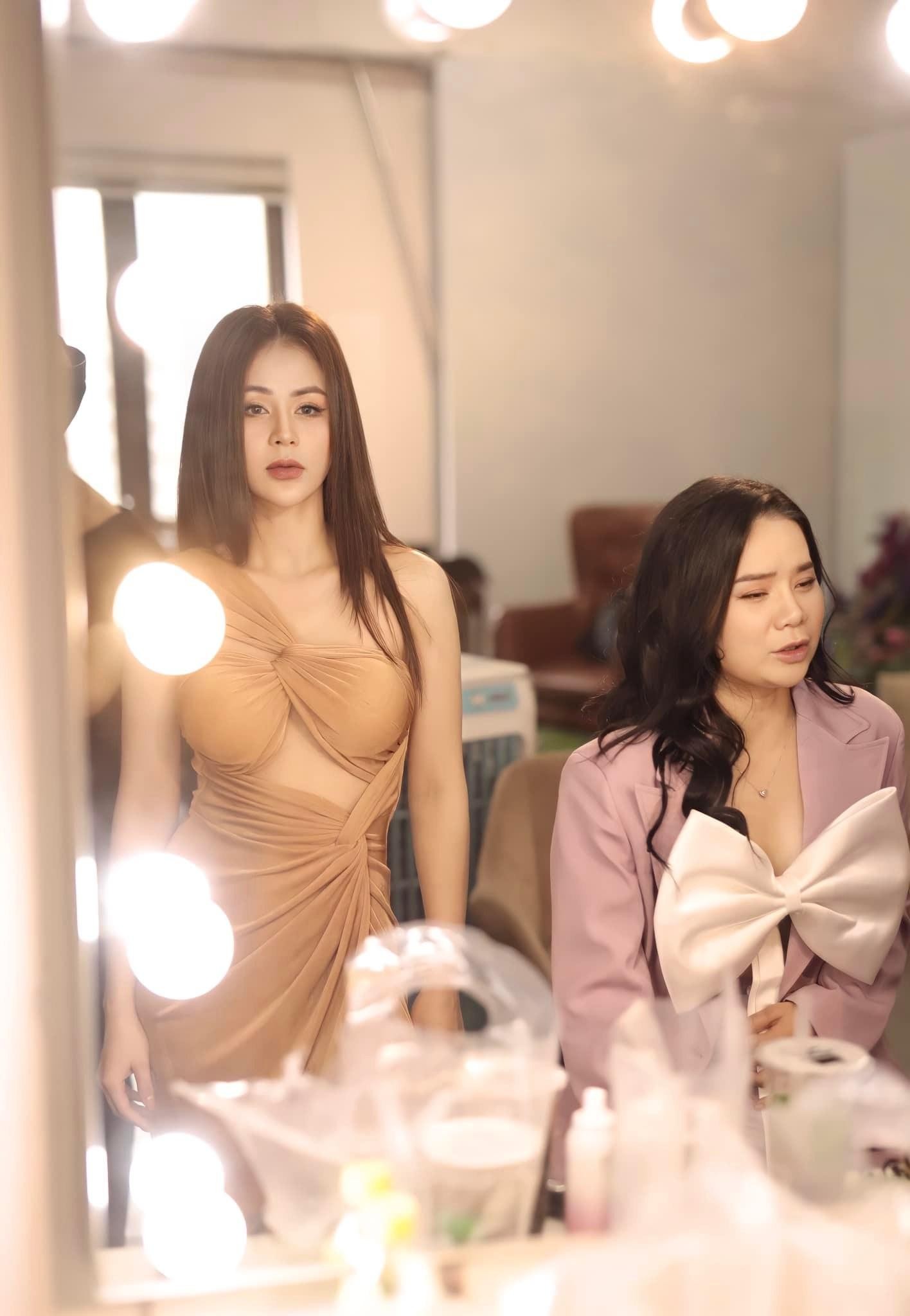 Lương Thu Trang diện váy cắt xẻ khoe sắc vóc quyến rũ khó rời mắt ảnh 4