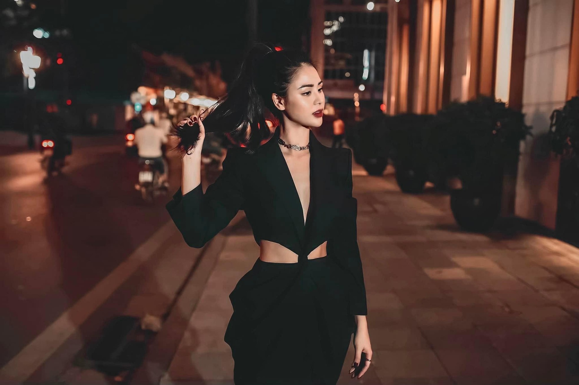 Lương Thu Trang diện váy cắt xẻ khoe sắc vóc quyến rũ khó rời mắt ảnh 9