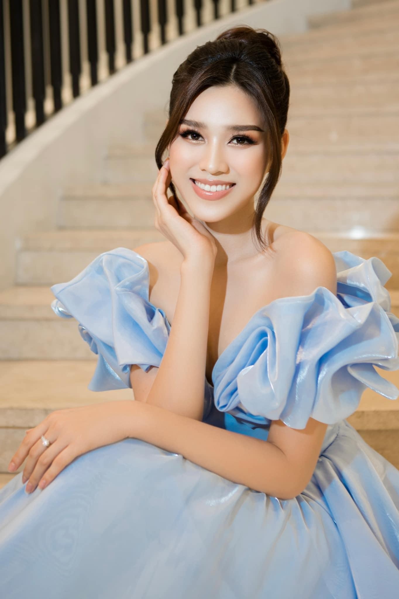 Hoa hậu Đỗ Thị Hà ‘biến hóa’ với tóc: Xoăn đuôi nhẹ vẫn là ‘chân ái’ ảnh 6