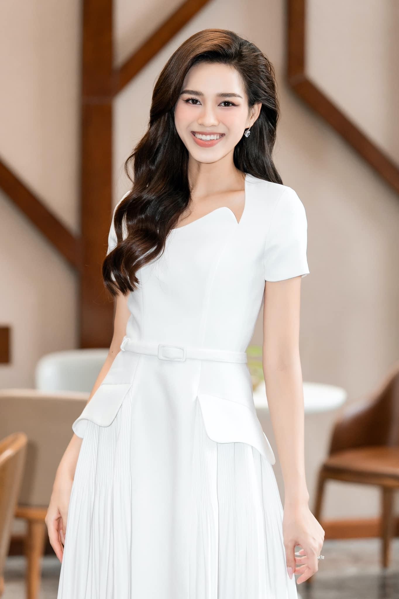 Hoa hậu Đỗ Thị Hà ‘biến hóa’ với tóc: Xoăn đuôi nhẹ vẫn là ‘chân ái’ ảnh 7