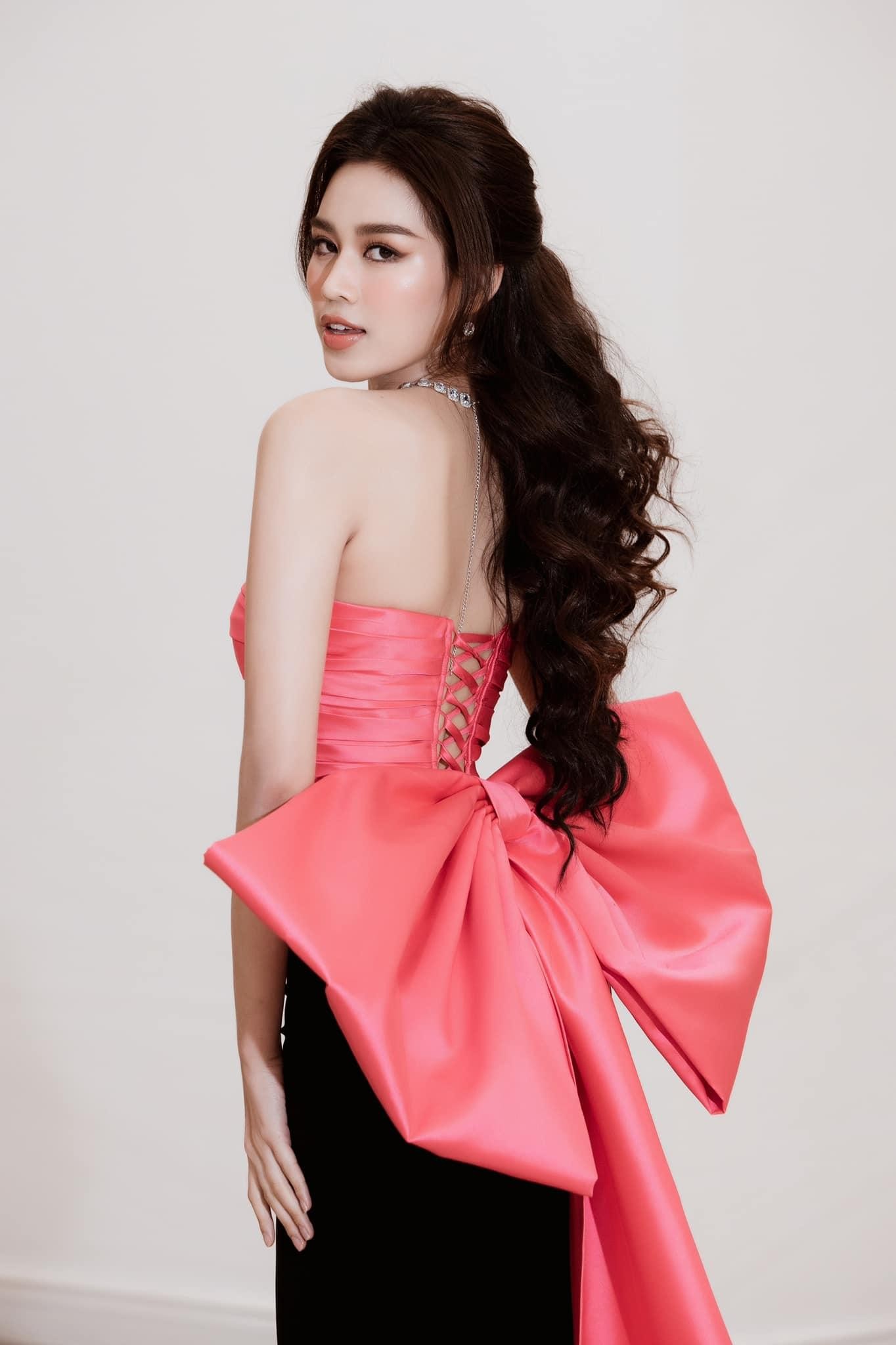 Hoa hậu Đỗ Thị Hà ‘biến hóa’ với tóc: Xoăn đuôi nhẹ vẫn là ‘chân ái’ ảnh 10